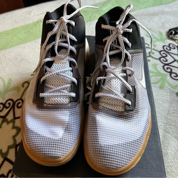 Kyrie Flytrap 4’s - Picture 2 of 5